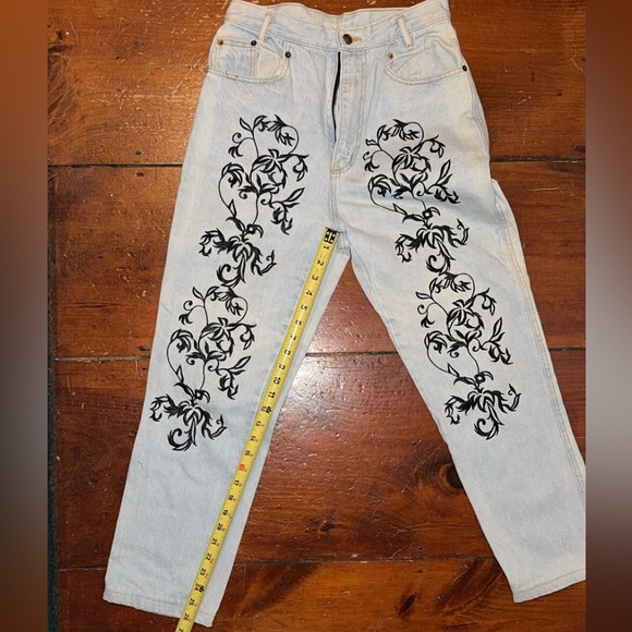 vintage light wash jeans with design - Picture 7 of 8
